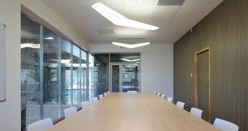 Plafond avec perforation ronde, murs rainurage laser design dans salle de réunion, bureaux | Artphony Fabricant français de panneaux décoratifs acoustiques