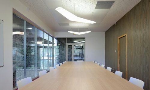 Plafond avec perforation ronde, murs rainurage laser design dans salle de réunion, bureaux | Artphony Fabricant français de panneaux décoratifs acoustiques